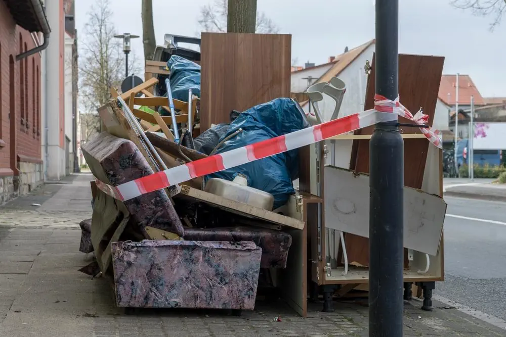 Sperrmüllhaufen mit Möbeln am Strassenrand