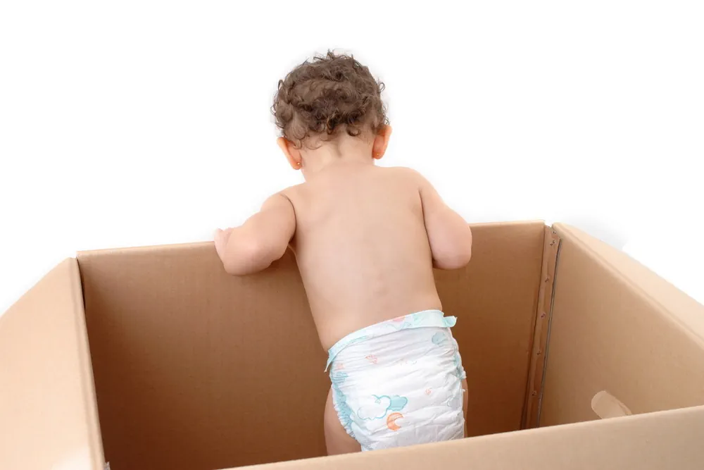 Baby in einem Umzugskarton