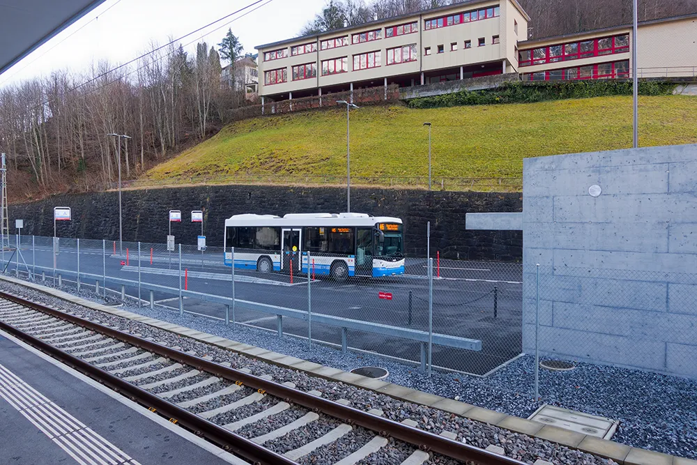 Bahnhof im Schweizer Dorf Unterterzen mit blau-weißem Bus