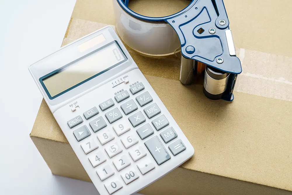 Rechner und Karton mit Verpackungsmaterial Rechner und Karton mit Verpackungsmaterial